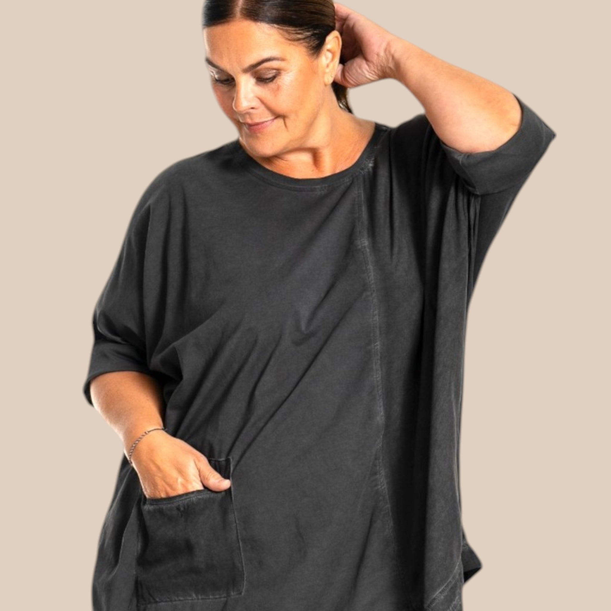 gozzip black layla bluse rå smart med flotte detaljer til pluspiger eller store størrelser tshirt i smart mode.