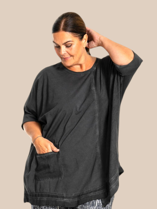 gozzip black layla bluse rå smart med flotte detaljer til pluspiger eller store størrelser tshirt i smart mode.