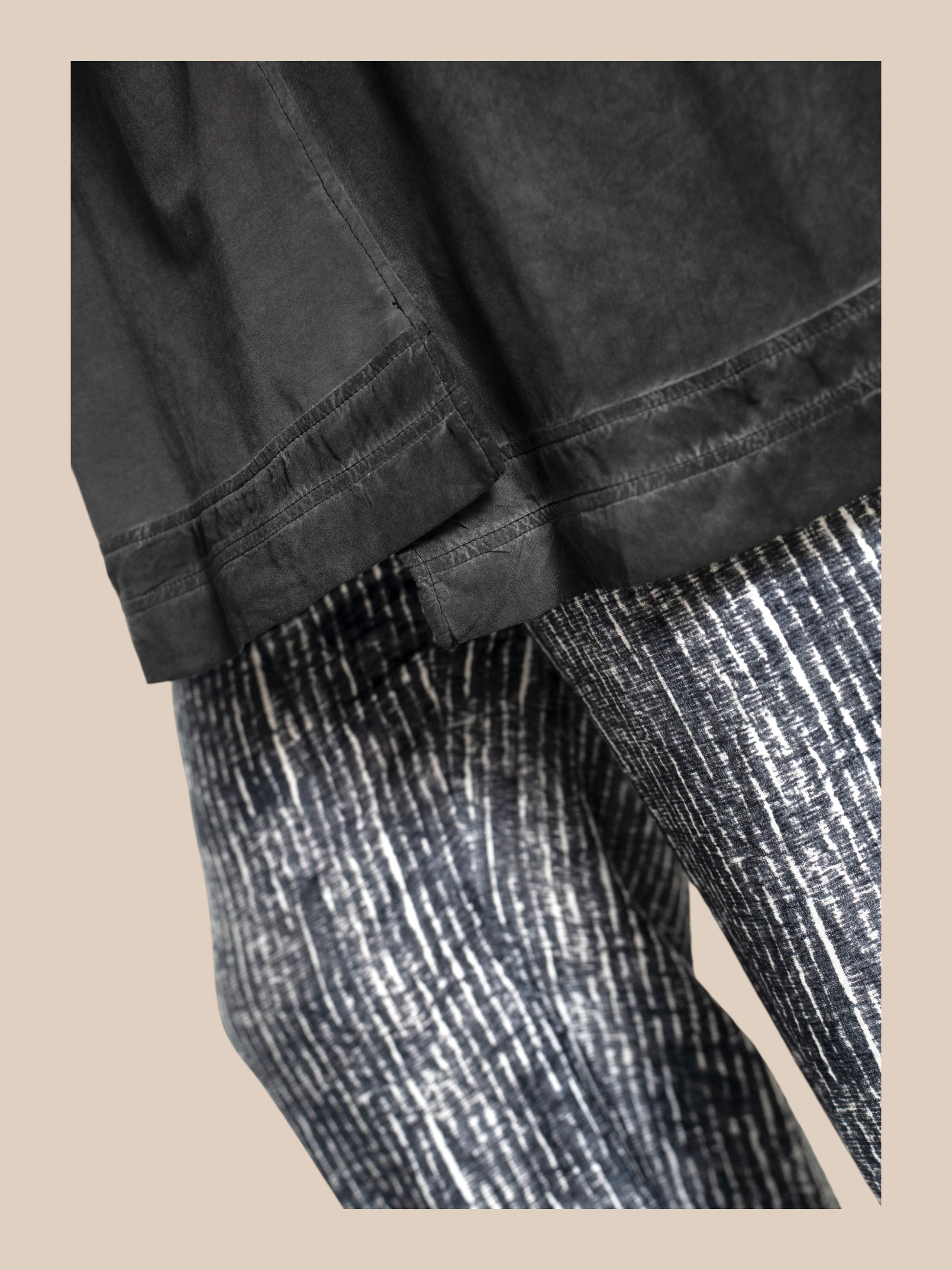 gozzip black layla bluse rå smart med flotte detaljer til pluspiger eller store størrelser tshirt i smart mode.