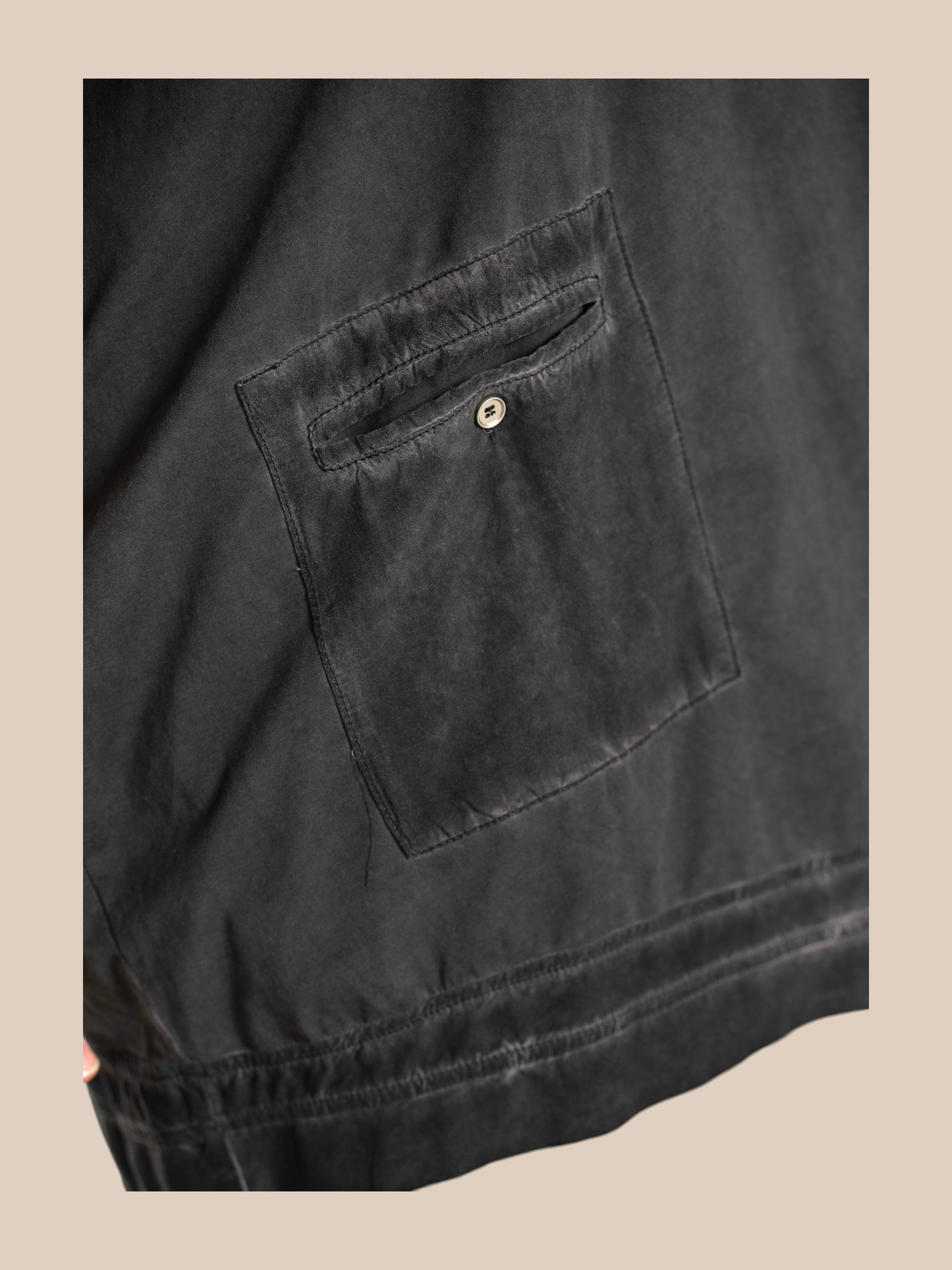 gozzip black layla bluse rå smart med flotte detaljer til pluspiger eller store størrelser tshirt i smart mode.