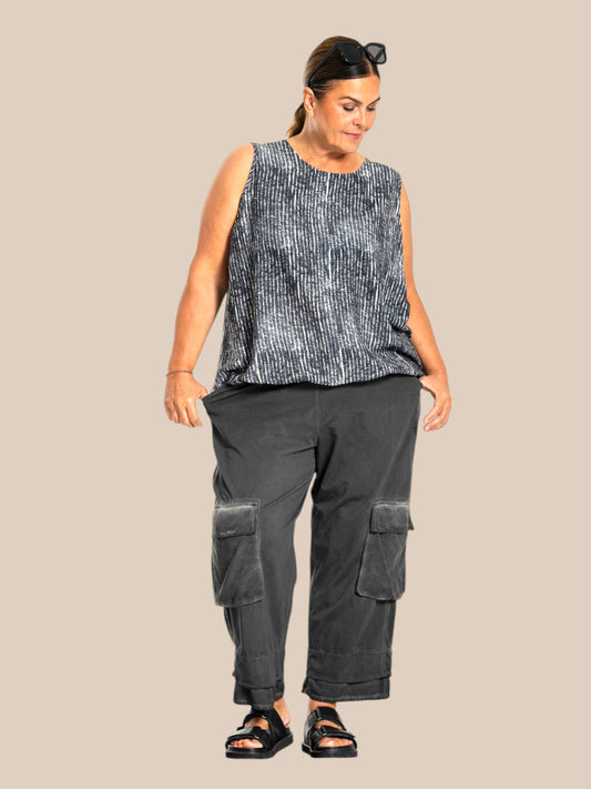 Leanette løse buks fra gozzip black rå og smart plussize bukser som er stump