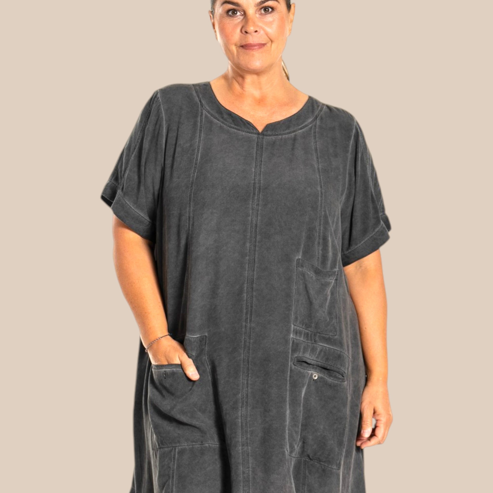 rå smart bomuldskjole fra gozzip black plussize i rummelig facon smart mode til pluspiger