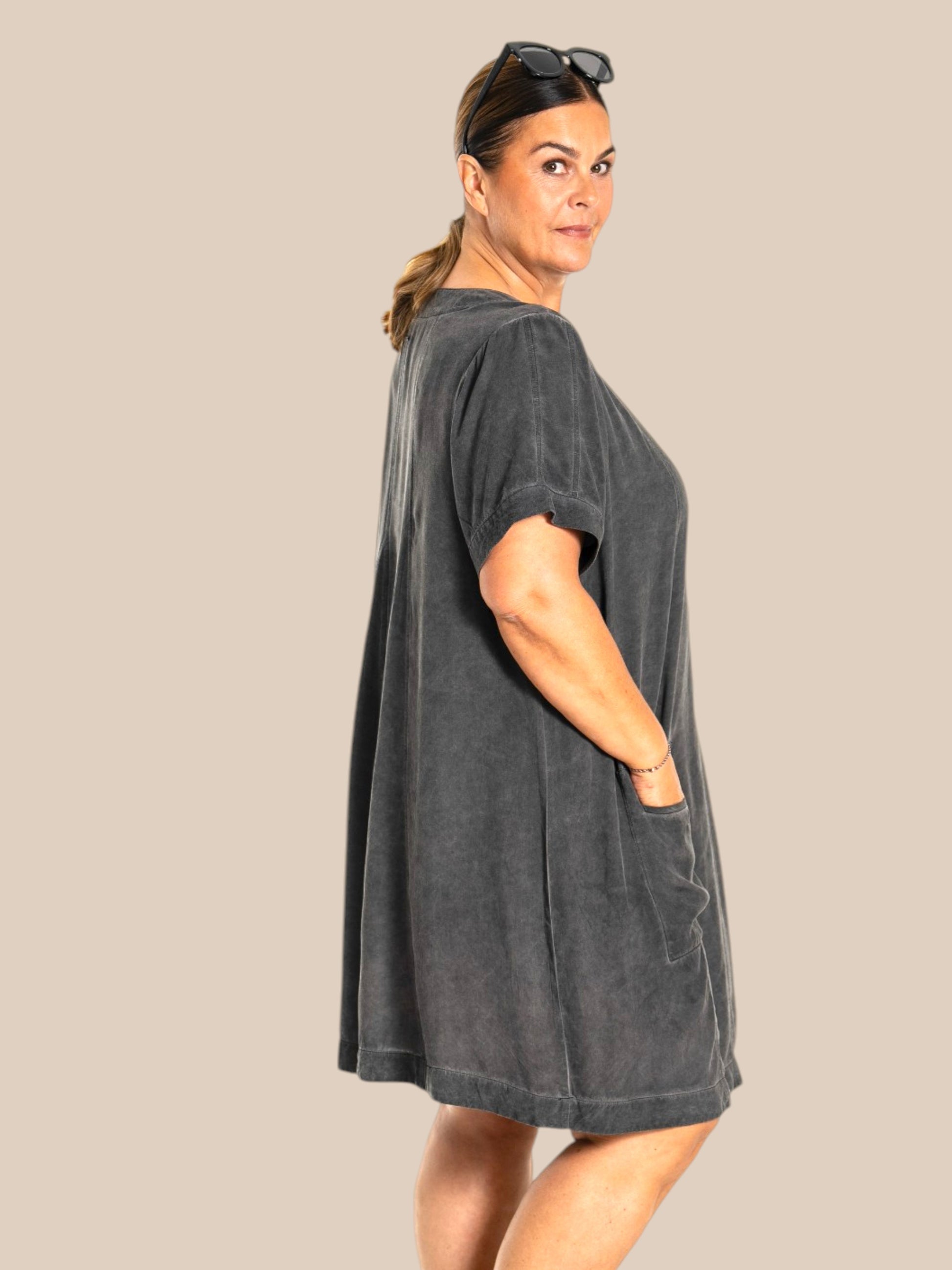 rå smart bomuldskjole fra gozzip black plussize i rummelig facon smart mode til pluspiger