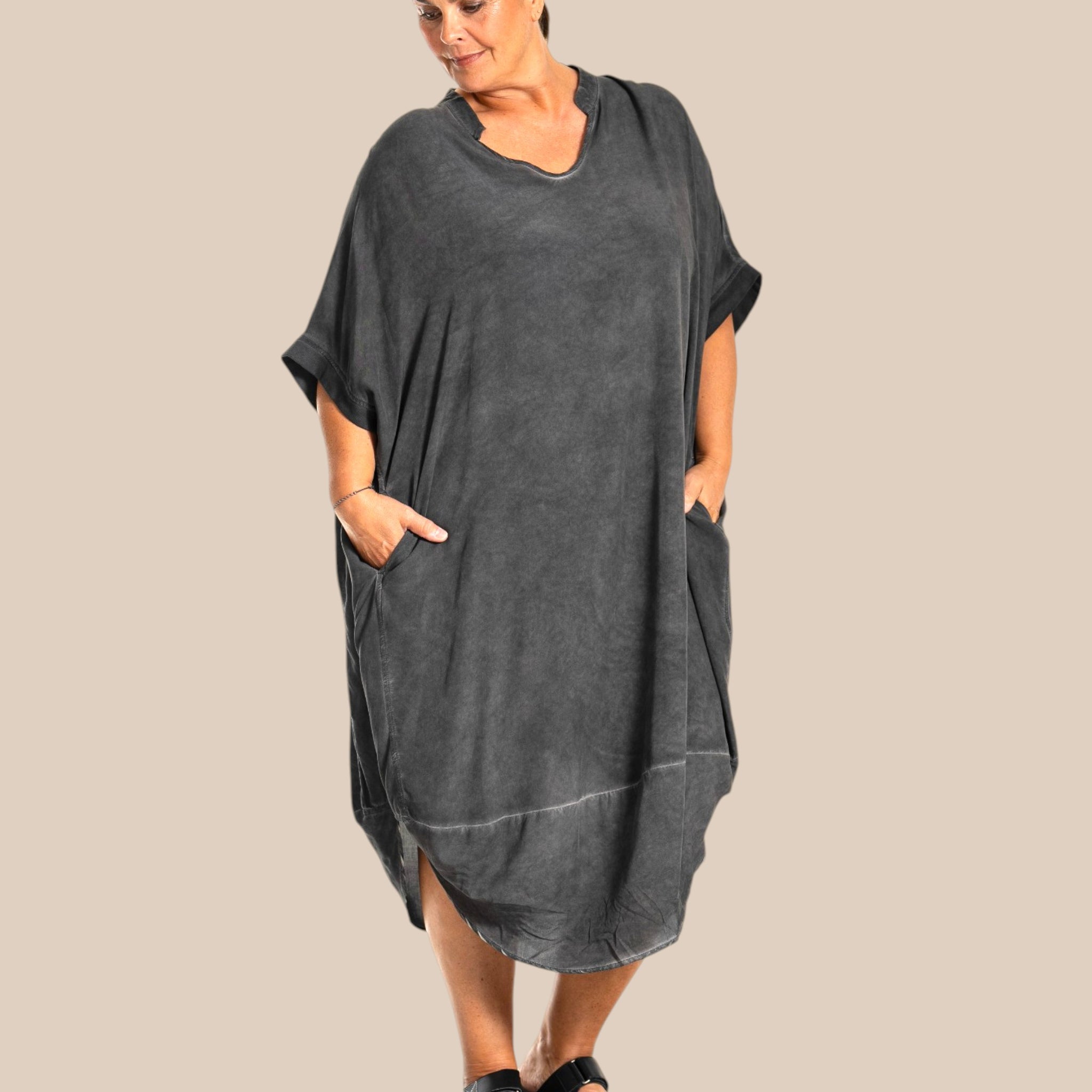 rå og flot kjole med masser af detaljer lolo kjole til pluspiger fra Gozzip Black smart plussize kjole.