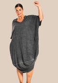 rå og flot kjole med masser af detaljer lolo kjole til pluspiger fra Gozzip Black smart plussize kjole.