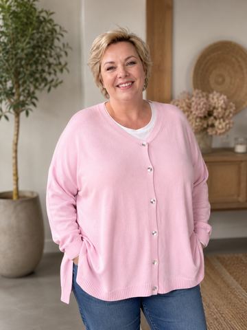 Gerda strik cardigan oversize blød og lækker som findes i mange farver hos Sigensgaard.dk

Billedet er genereret vha. AI-teknologi for at vise hvordan strikken sidder på en person.