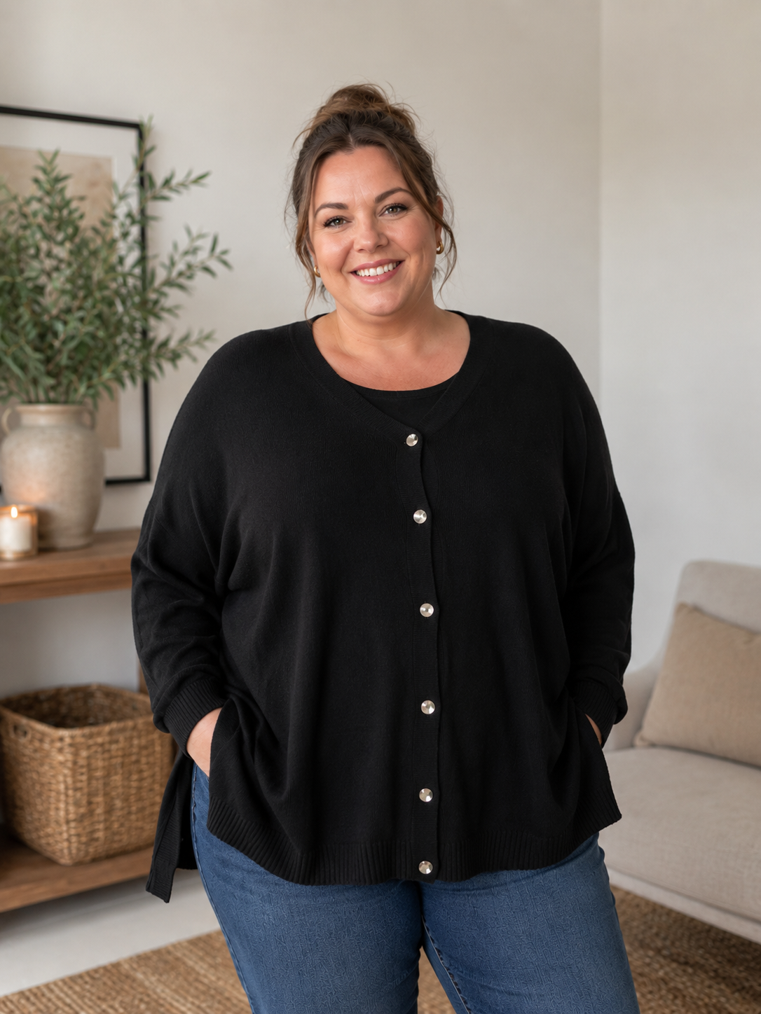 Gerda strik cardigan oversize blød og lækker som findes i mange farver hos Sigensgaard.dk

Billedet er genereret vha. AI-teknologi for at vise hvordan strikken sidder på en person.