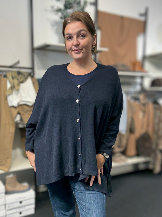 Gerda strik cardigan oversize blød og lækker som findes i mange farver hos Sigensgaard.dk