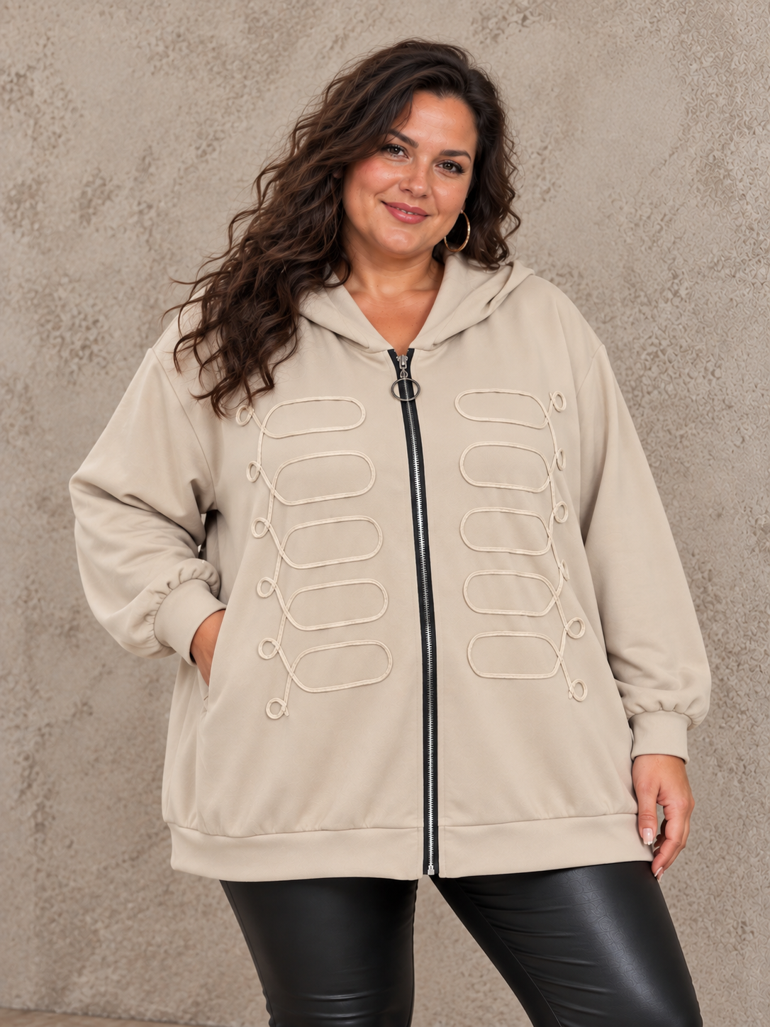Behagelig cardigan i lækker kvalitet. Den er med anderledes detalje foran, som gør den unik. Der er lynlås foran, så den kan bruges både åben og lukket. Perfekt til plus size kvinden som ønsker noget behageligt hverdagstøj. 