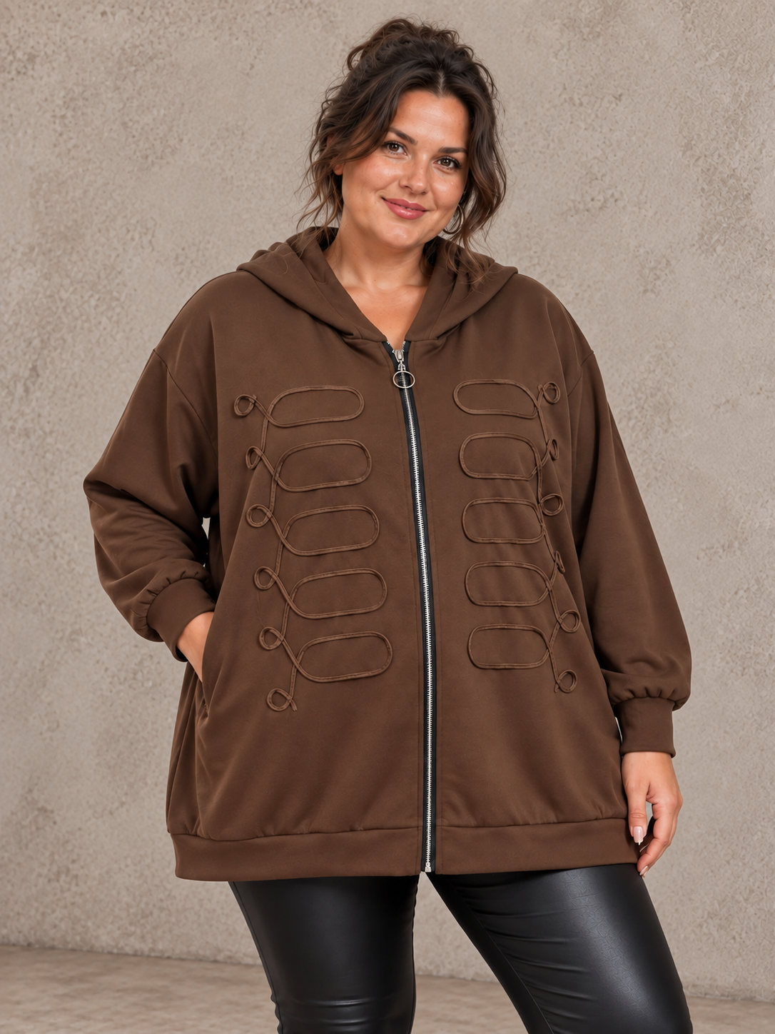 Behagelig cardigan i lækker kvalitet. Den er med anderledes detalje foran, som gør den unik. Der er lynlås foran, så den kan bruges både åben og lukket. Perfekt til plus size kvinden som ønsker noget behageligt hverdagstøj. 