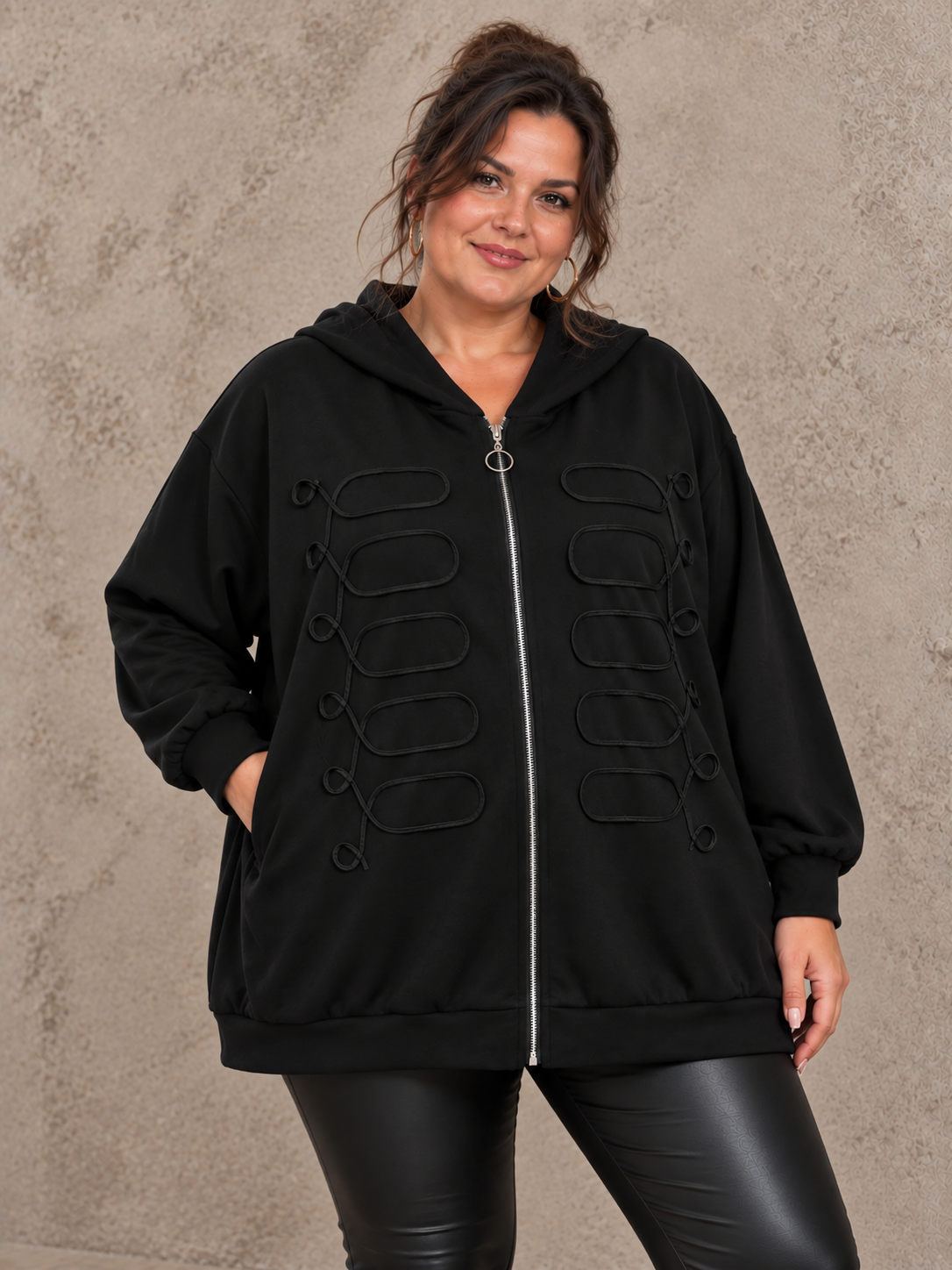 Behagelig cardigan i lækker kvalitet. Den er med anderledes detalje foran, som gør den unik. Der er lynlås foran, så den kan bruges både åben og lukket. Perfekt til plus size kvinden som ønsker noget behageligt hverdagstøj. 