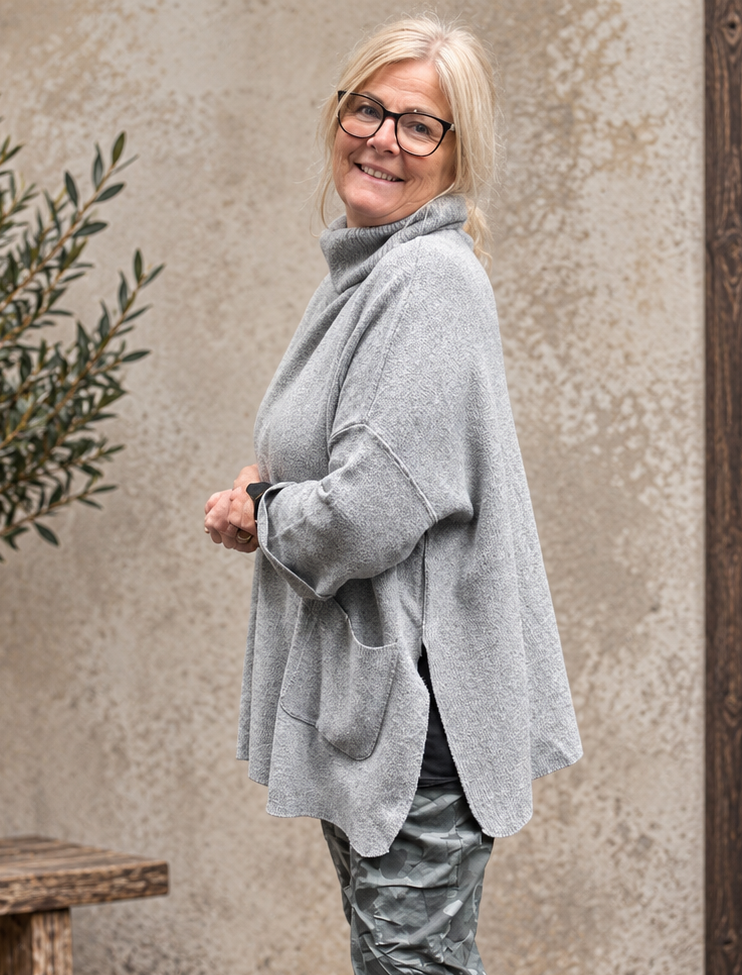 Gry strikken er en kraftig strik som du vil elske i de kolde måneder. Den er god til plus size kroppen, så er du til en behagelig strik med god pasform er denne måske noget for dig. 
