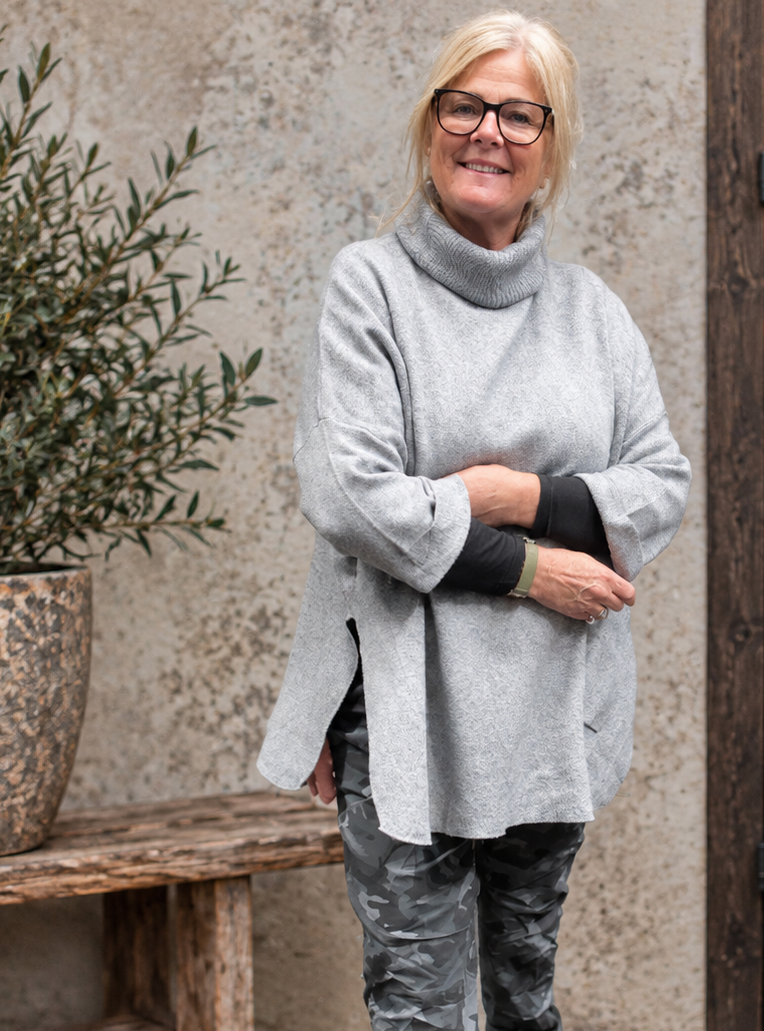 Gry strikken er en kraftig strik som du vil elske i de kolde måneder. Den er god til plus size kroppen, så er du til en behagelig strik med god pasform er denne måske noget for dig. 