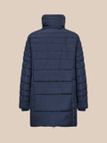  Gabriela 1 vinterjakke i marine vinterfrakke fremstillet af 100% polyester. Denne varme quiltede frakke har en høj halsudskæring, lynlåslukning, lange ærmer og sidelommer, der lukkes med lynlås. Dette er en klassisk jakke, som aldrig går af mode!