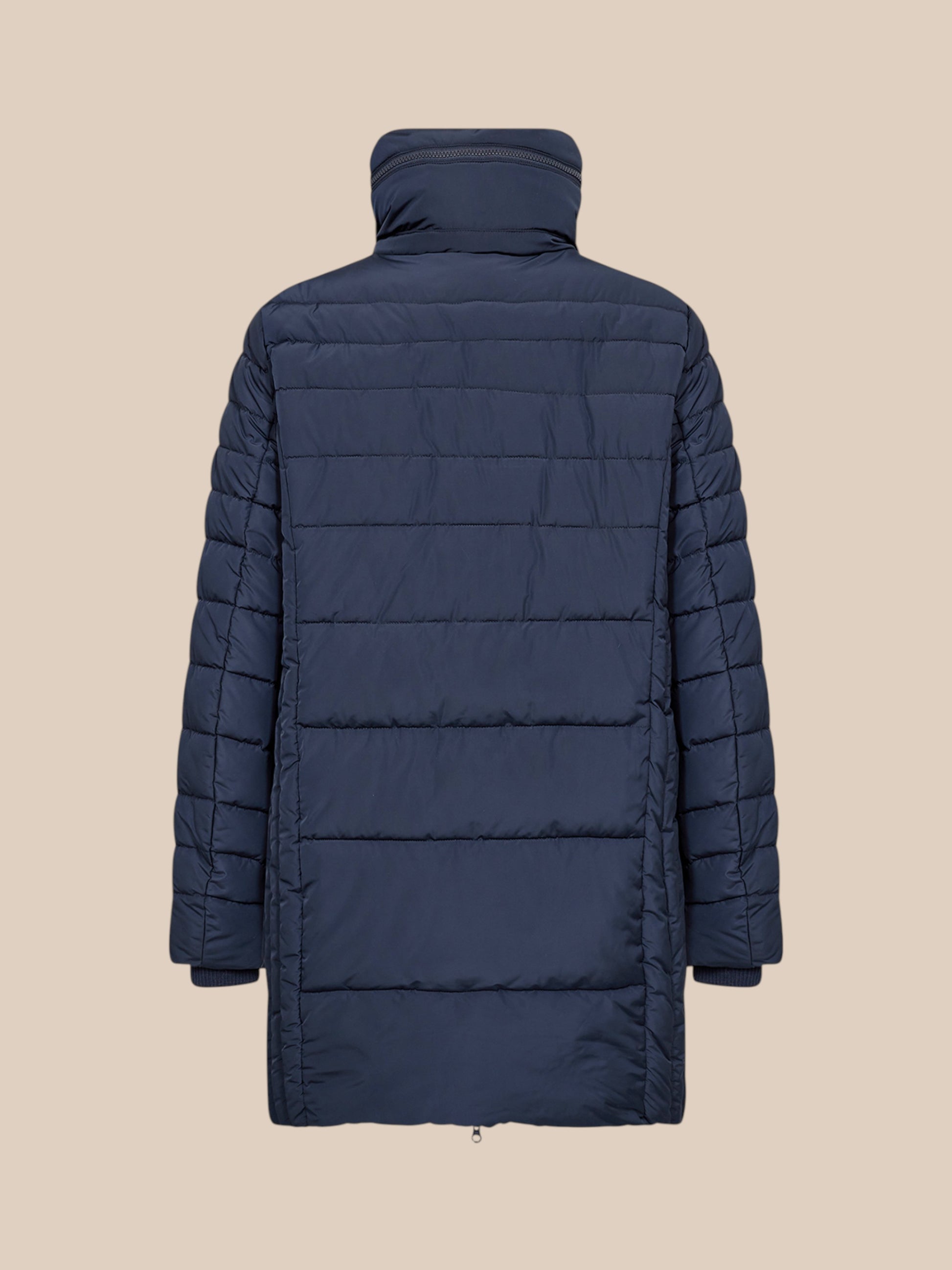 Gabriela 1 vinterjakke i marine vinterfrakke fremstillet af 100% polyester. Denne varme quiltede frakke har en høj halsudskæring, lynlåslukning, lange ærmer og sidelommer, der lukkes med lynlås. Dette er en klassisk jakke, som aldrig går af mode!
