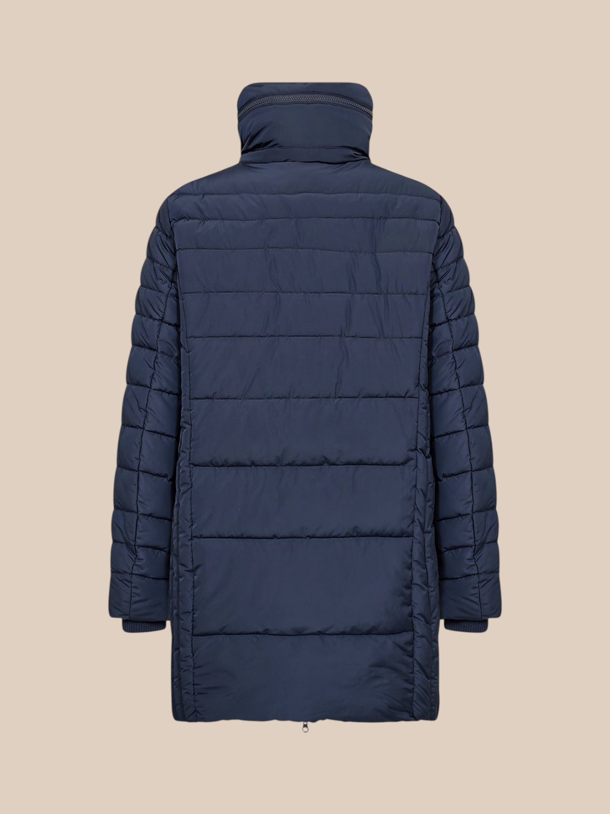 Gabriela 1 vinterjakke i marine vinterfrakke fremstillet af 100% polyester. Denne varme quiltede frakke har en høj halsudskæring, lynlåslukning, lange ærmer og sidelommer, der lukkes med lynlås. Dette er en klassisk jakke, som aldrig går af mode!