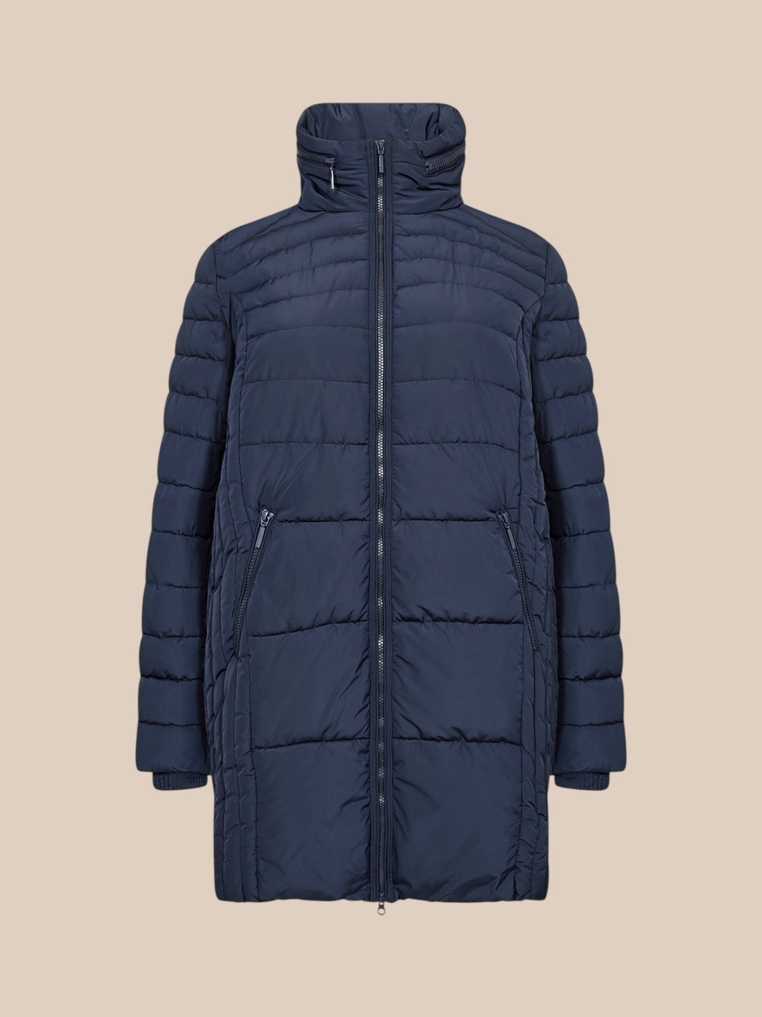  Gabriela 1 vinterjakke i marine vinterfrakke fremstillet af 100% polyester. Denne varme quiltede frakke har en høj halsudskæring, lynlåslukning, lange ærmer og sidelommer, der lukkes med lynlås. Dette er en klassisk jakke, som aldrig går af mode!