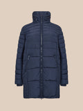  Gabriela 1 vinterjakke i marine vinterfrakke fremstillet af 100% polyester. Denne varme quiltede frakke har en høj halsudskæring, lynlåslukning, lange ærmer og sidelommer, der lukkes med lynlås. Dette er en klassisk jakke, som aldrig går af mode!