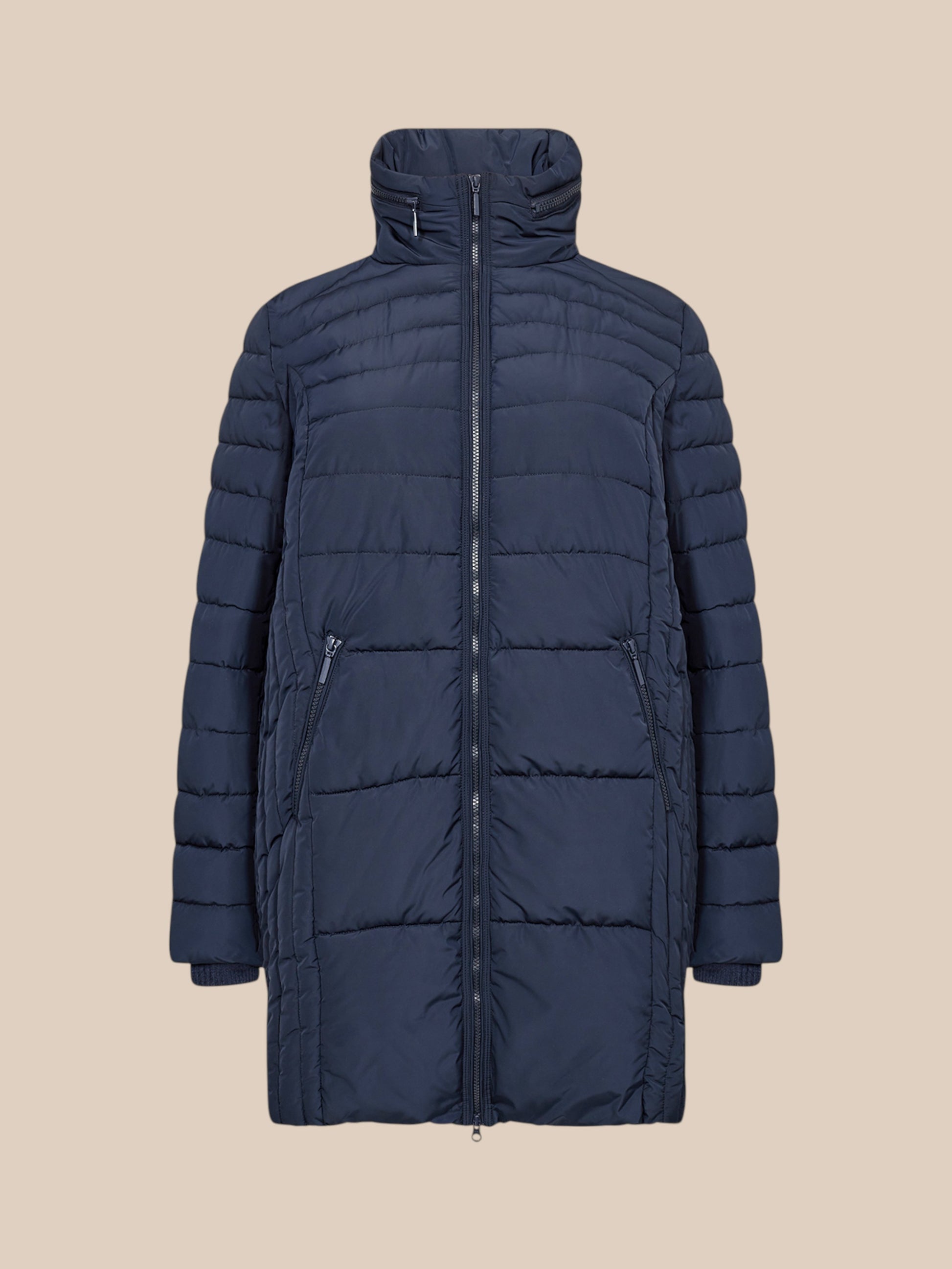  Gabriela 1 vinterjakke i marine vinterfrakke fremstillet af 100% polyester. Denne varme quiltede frakke har en høj halsudskæring, lynlåslukning, lange ærmer og sidelommer, der lukkes med lynlås. Dette er en klassisk jakke, som aldrig går af mode!
