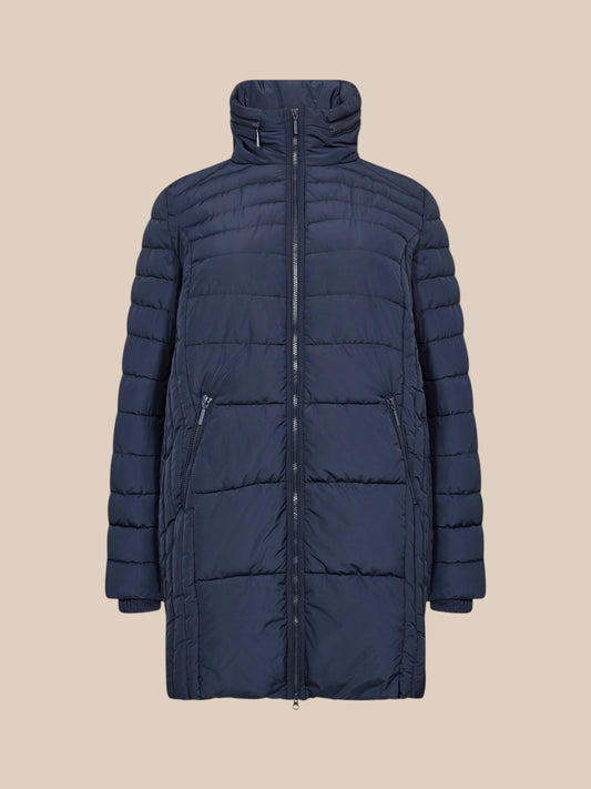  Gabriela 1 vinterjakke i marine vinterfrakke fremstillet af 100% polyester. Denne varme quiltede frakke har en høj halsudskæring, lynlåslukning, lange ærmer og sidelommer, der lukkes med lynlås. Dette er en klassisk jakke, som aldrig går af mode!