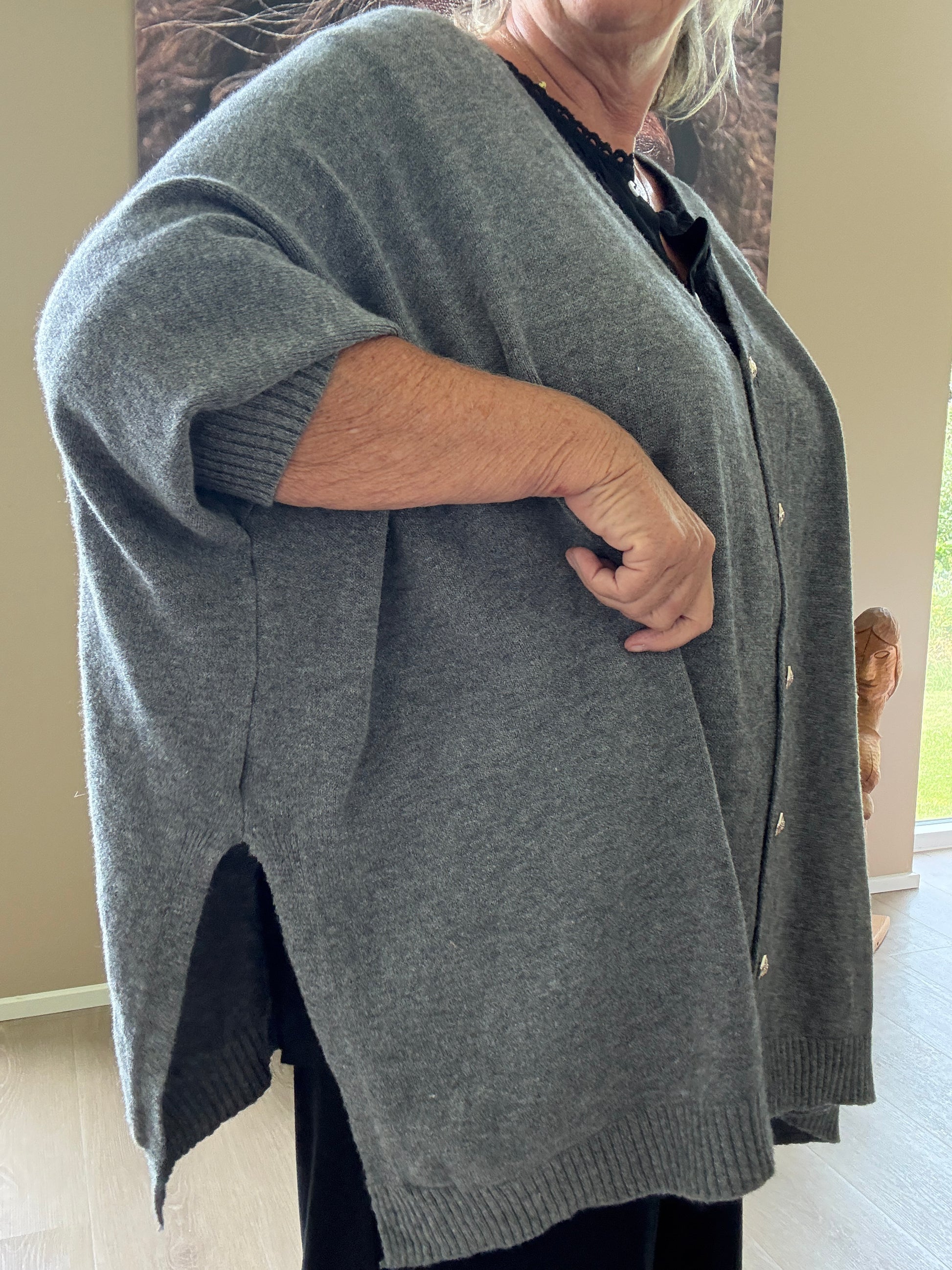 Denne smarte plus size cardigan er i en strik kvalitet, og så er faconen oversize med et stort brystmål fra ærme til ærme. Den er med knaplukning og kan både bruges åben og lukket. 