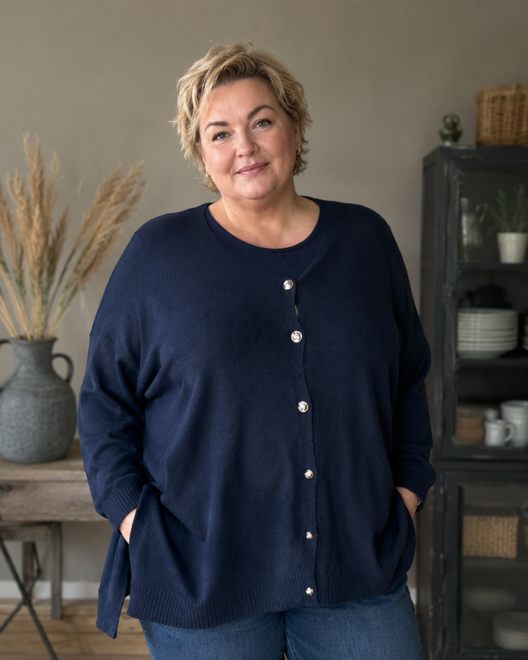 Gerda strik cardigan oversize blød og lækker som findes i mange farver hos Sigensgaard.dk

Billedet er genereret vha. AI-teknologi for at vise hvordan strikken sidder på en person.