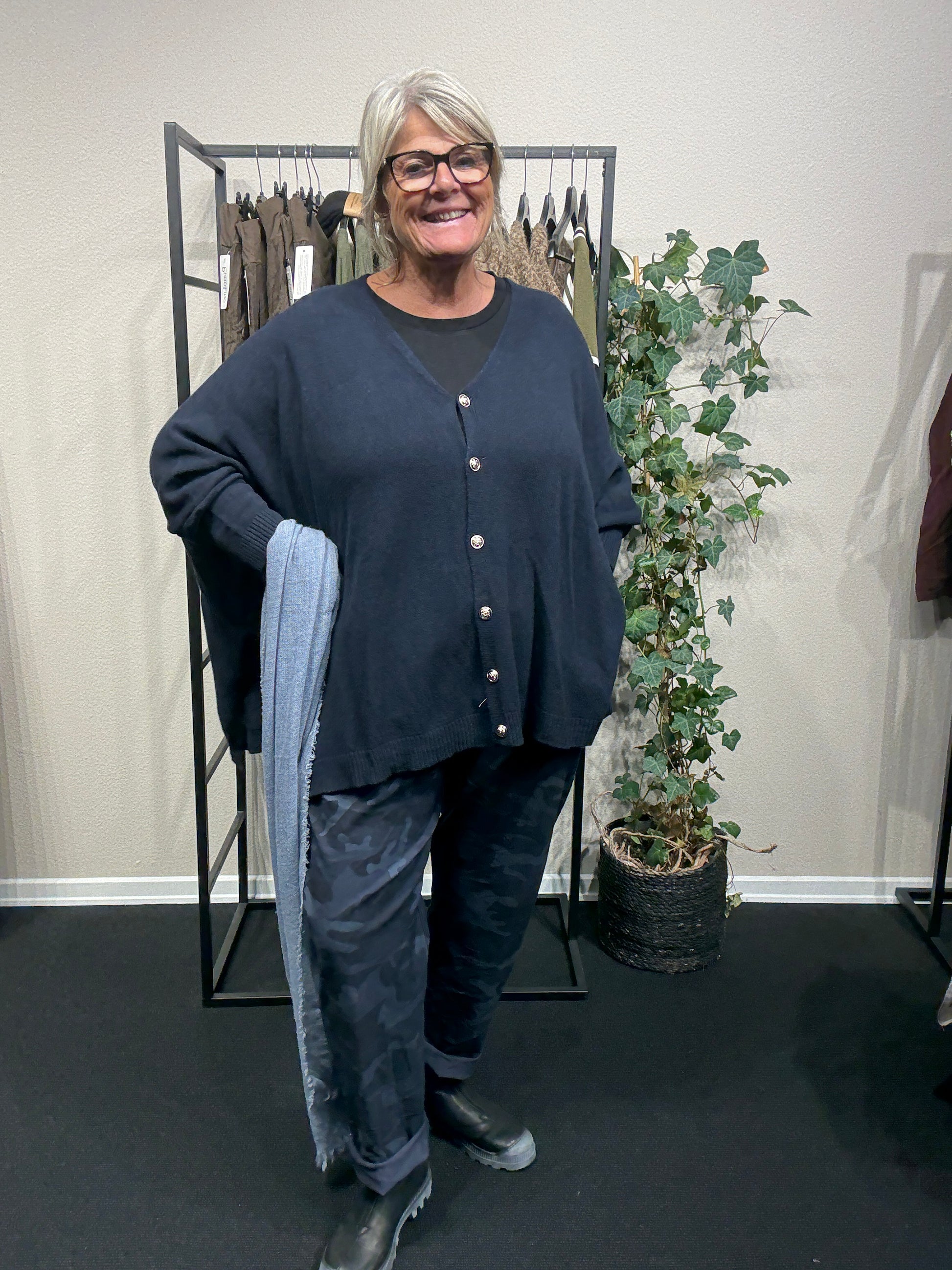 Gerda strik cardigan oversize blød og lækker som findes i mange farver hos Sigensgaard.dk