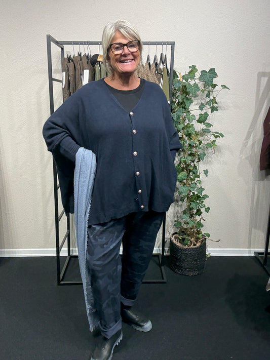 Gerda plussize strik cardigan i  marine fra Sigensgaard.dk