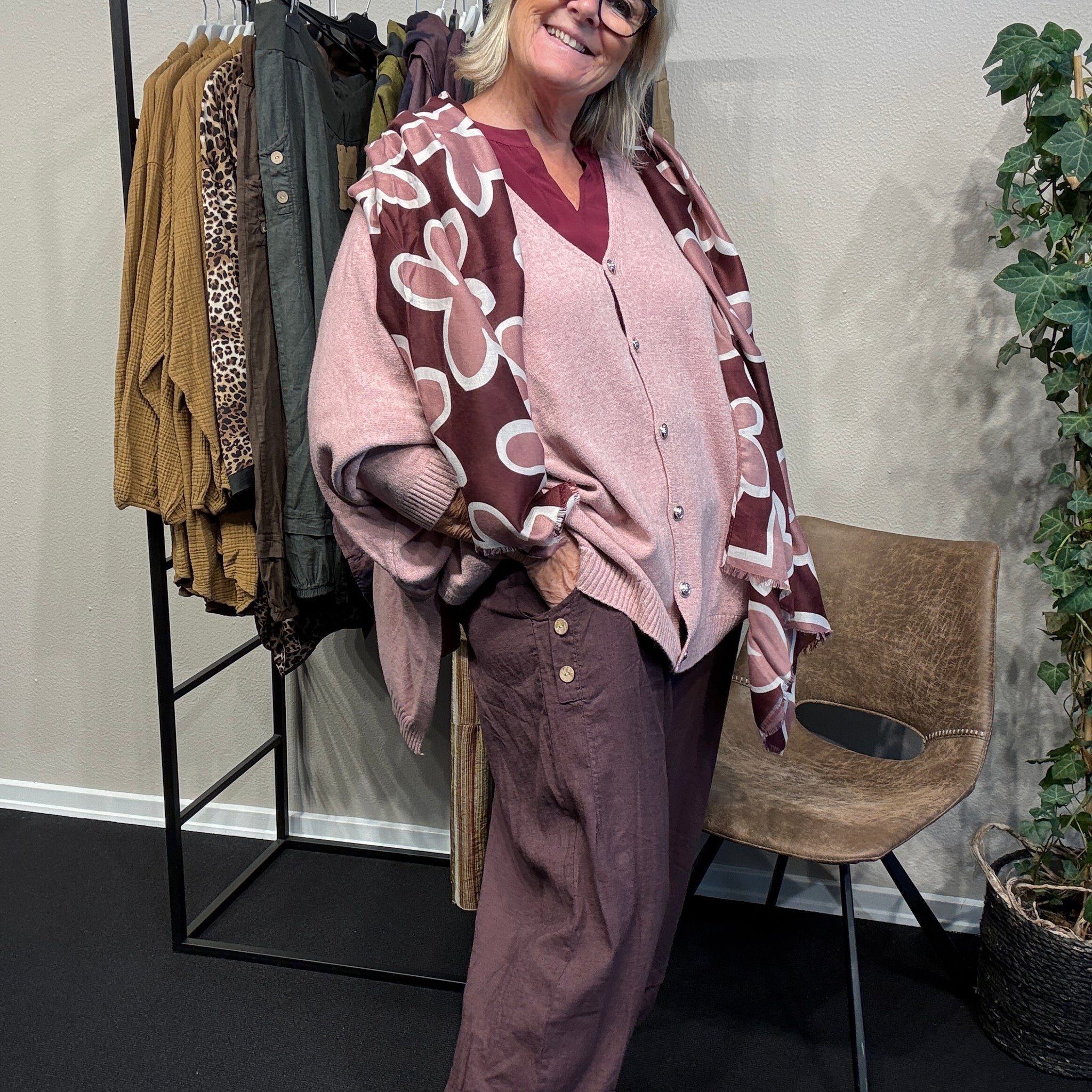 Gerda strik cardigan oversize blød og lækker som findes i mange farver hos Sigensgaard.dk
