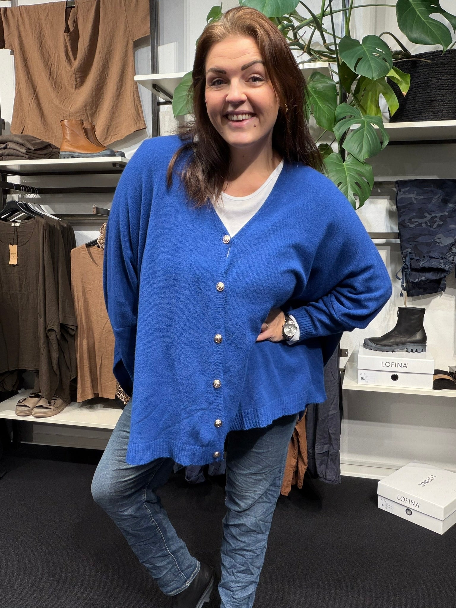 Gerda cardigan i blød, struktureret strik med lange ærmer, ribkanter og knaplukning foran.”