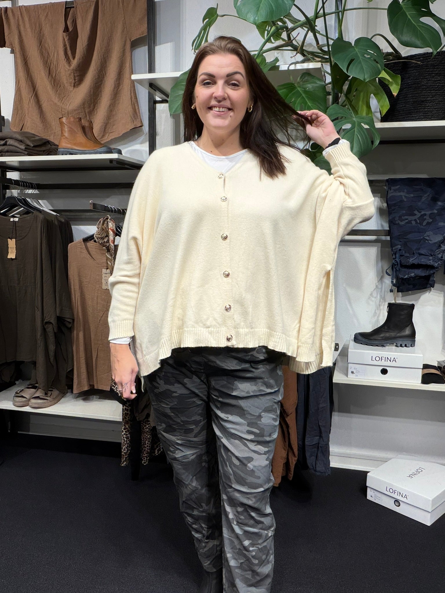 Gerda cardigan i blød, struktureret strik med lange ærmer, ribkanter og knaplukning foran.”