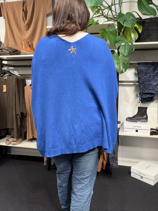 Gerda cardigan i blød, struktureret strik med lange ærmer, ribkanter og knaplukning foran.”