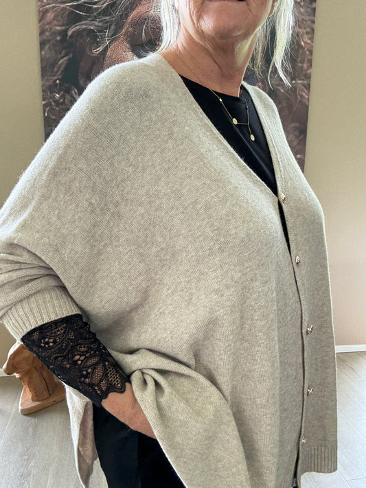 Gerda strik cardigan oversize blød og lækker som findes i mange farver hos Sigensgaard.dk