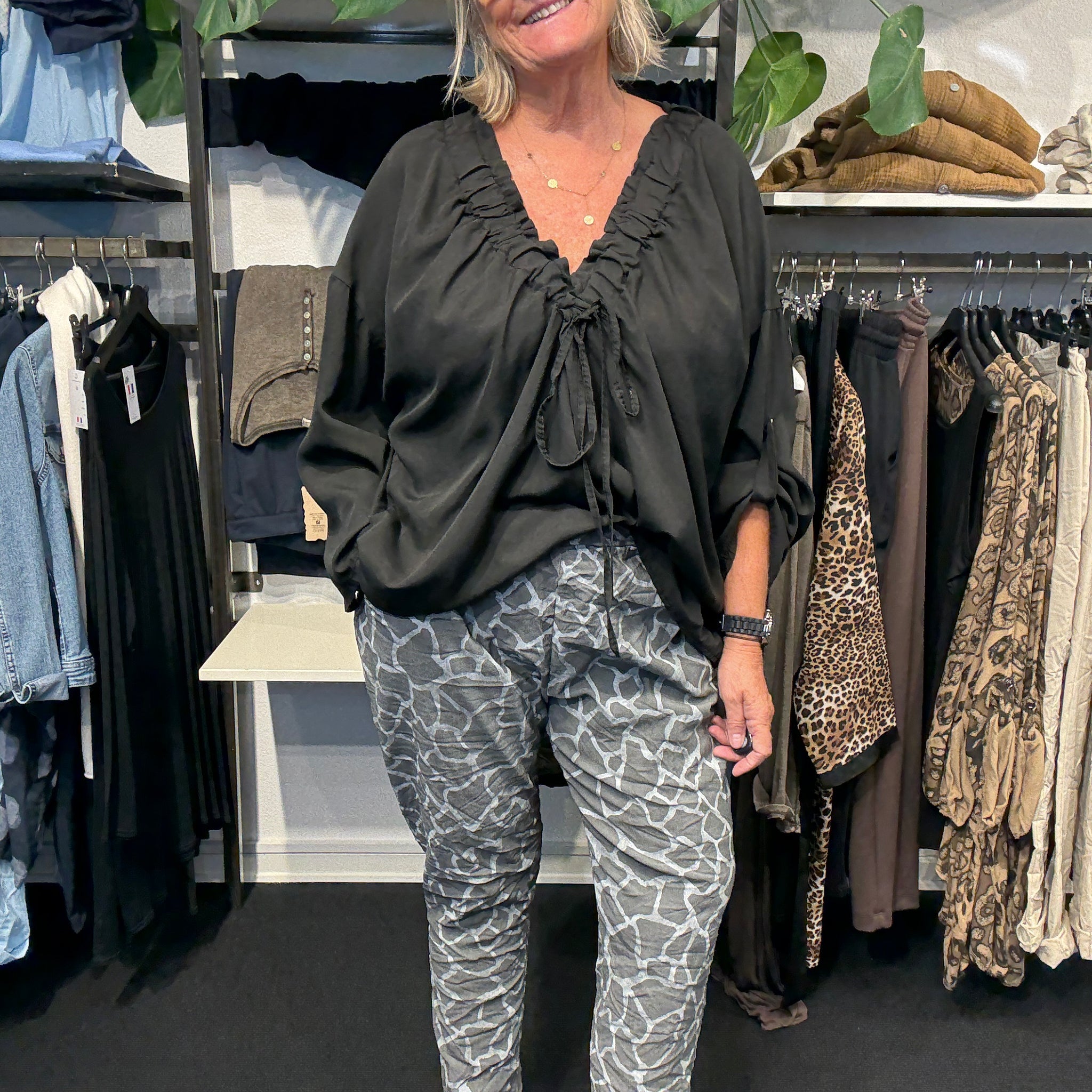 Gille buks brun og med msaaer af stræk fåes med brun og grå baggrund,smart plussize buks.