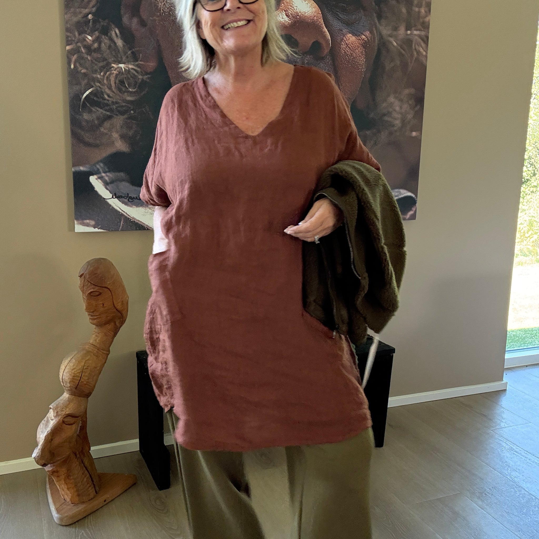 Smuk plus size tunika fra Sigensgaard. Den er i en flot rust farve, har lommer foran og så er den i en god facon.