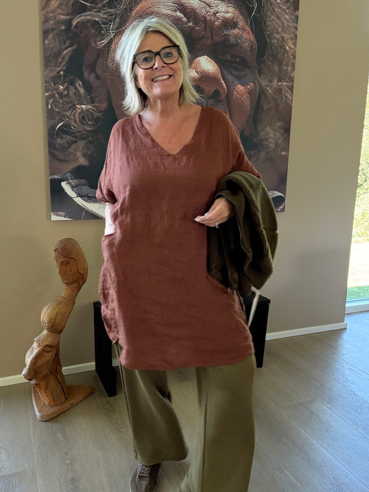 Smuk plus size tunika fra Sigensgaard. Den er i en flot rust farve, har lommer foran og så er den i en god facon.