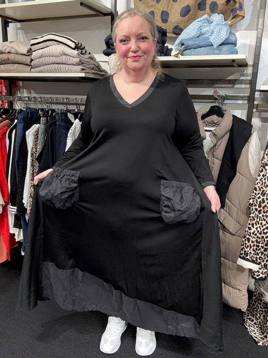 Sigensgaard.dk plussize til hverdag og fest kaja sort lang smuk kjole