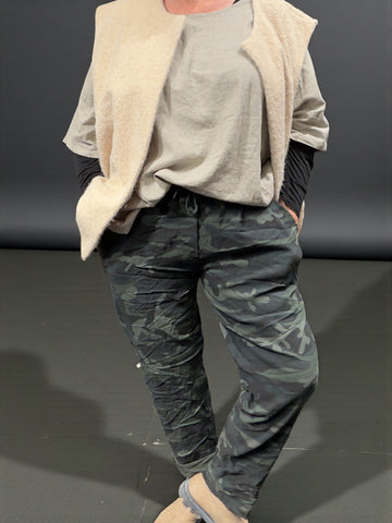 “Lotte camouflage buks plus til piger i grøn – komfortable bukser med camo-mønster og god pasform.”