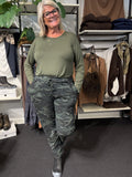 Smart plus size buks i camouflage print. De findes i flere forskellige farver og er god til dig som fylder både foran og bagtil.