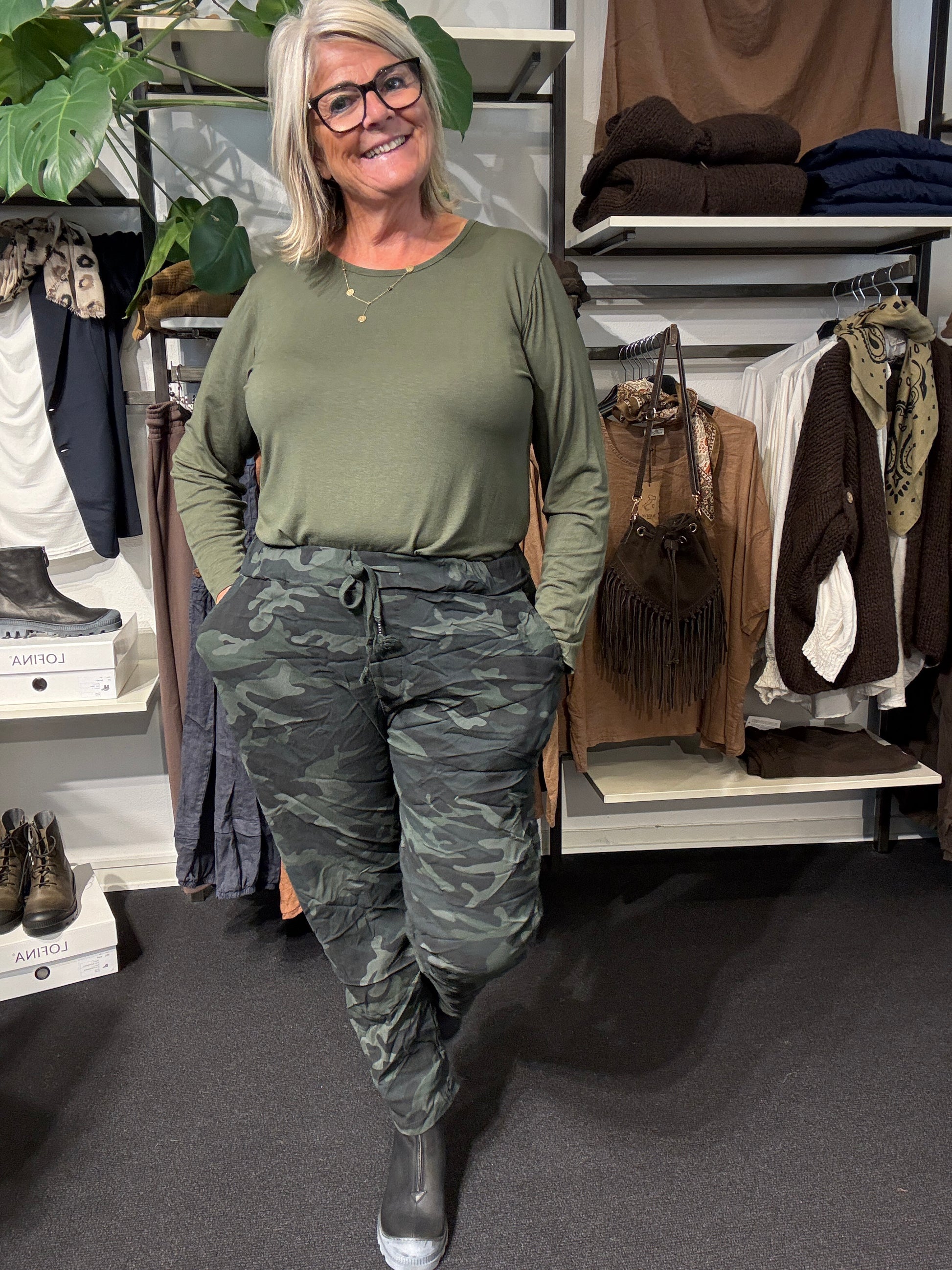 Smart plus size buks i camouflage print. De findes i flere forskellige farver og er god til dig som fylder både foran og bagtil.