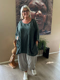 Susanne er en tunika til plus size kvinder, som elsker et oversize look. Den findes i mange forskellige farver. Den er onesize og passes af alt fra en str. 42 til og med str. 54. Her ses den i farven sort. 