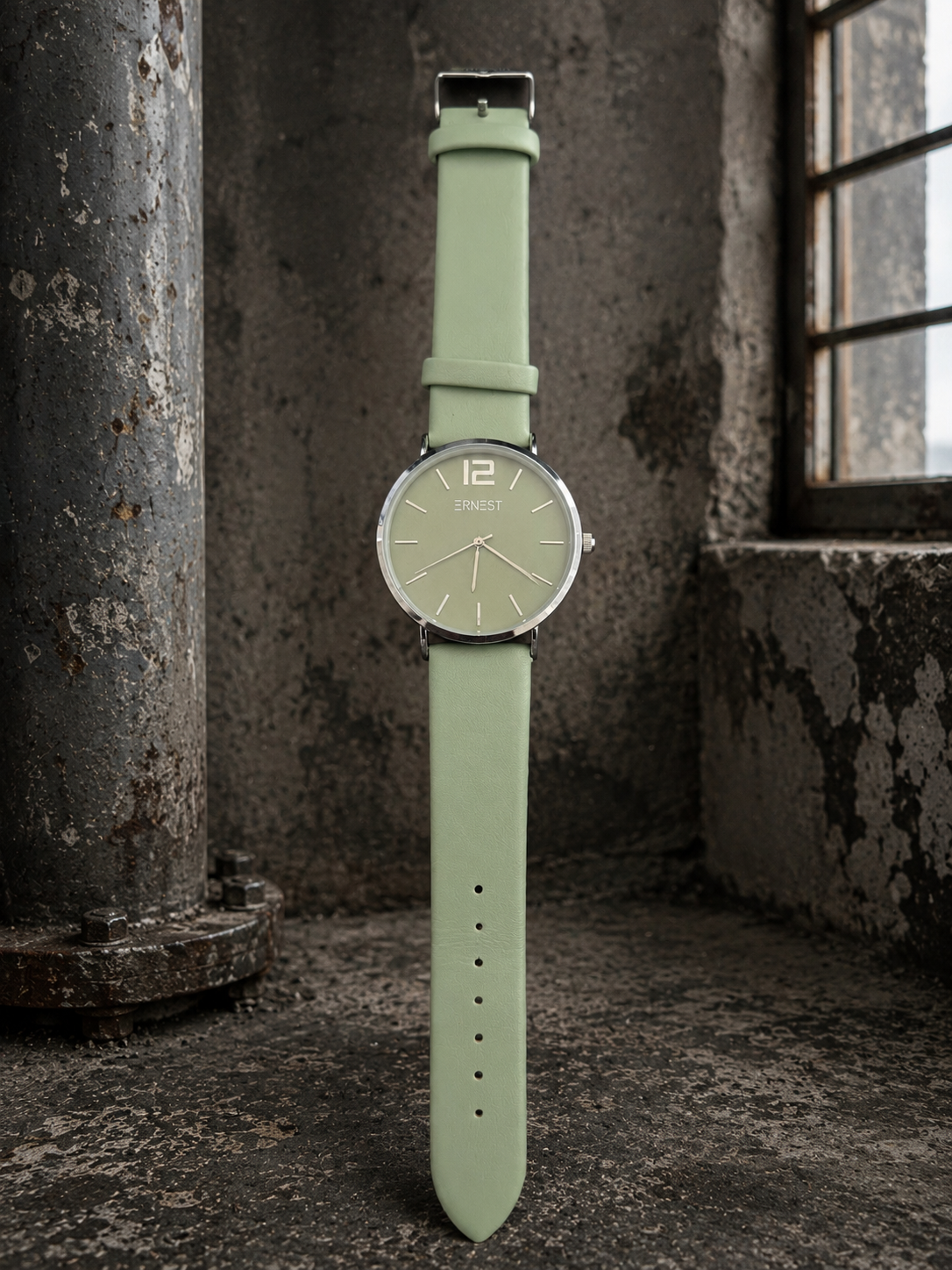 **Alt-tekst til webshop:**

**"Vinka dameur med minimalistisk design, rund urskive og blød rem. Elegant og stilrent armbåndsur, der passer perfekt til både hverdag og fest. Et tidløst tilbehør, som fuldender ethvert outfit."**
