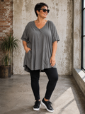 Pernille viskose T-shirt i A-shape med løs og luftig pasform, vist på model der er 168 cm høj og bruger størrelse 46/48. T-shirten er i en mørkebrun nuance og har korte, brede ærmer samt en flatterende V-hals, der giver et afslappet og feminint look. Den falder flot over kroppen og giver god bevægelsesfrihed, hvilket gør den ideel til både hverdag og komfortabel styling.

Billedet er genereret vha. AI-teknologi for at vise t-shirten på en person.