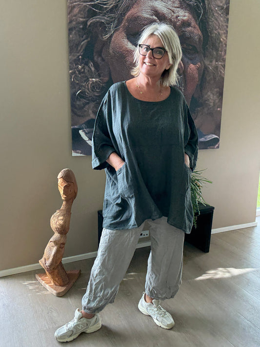 Susanne er en tunika til plus size kvinder, som elsker et oversize look. Den findes i mange forskellige farver. Den er onesize og passes af alt fra en str. 42 til og med str. 54. Her ses den i farven sort. 