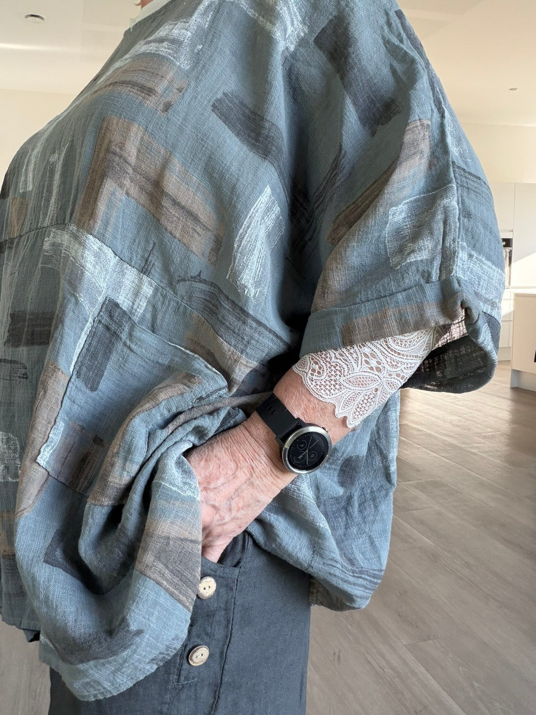 AI-genereret billede af Sille plussize bomuldstunika i let vævet bomuld med grafisk print, rund hals og lommer. Tunikaen vises på en plus-size model og fås i flere farver.