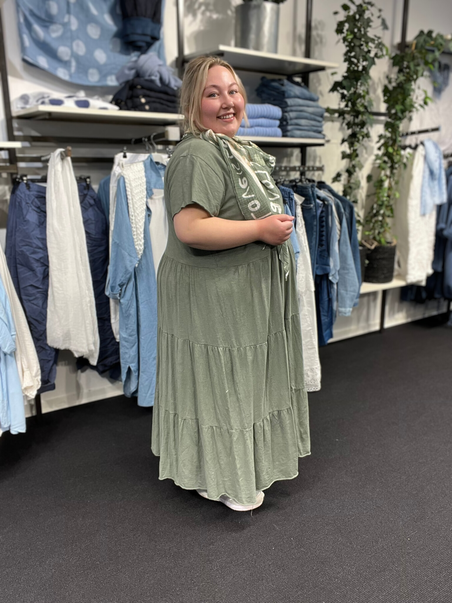 Lækker og lang bomuldskjole som er perfekt til plus size kvinden som leder efter en kjole der er alsidig. Den er fantastisk året rundt, men specielt i foråret og sommeren. Her ses den i grøn.