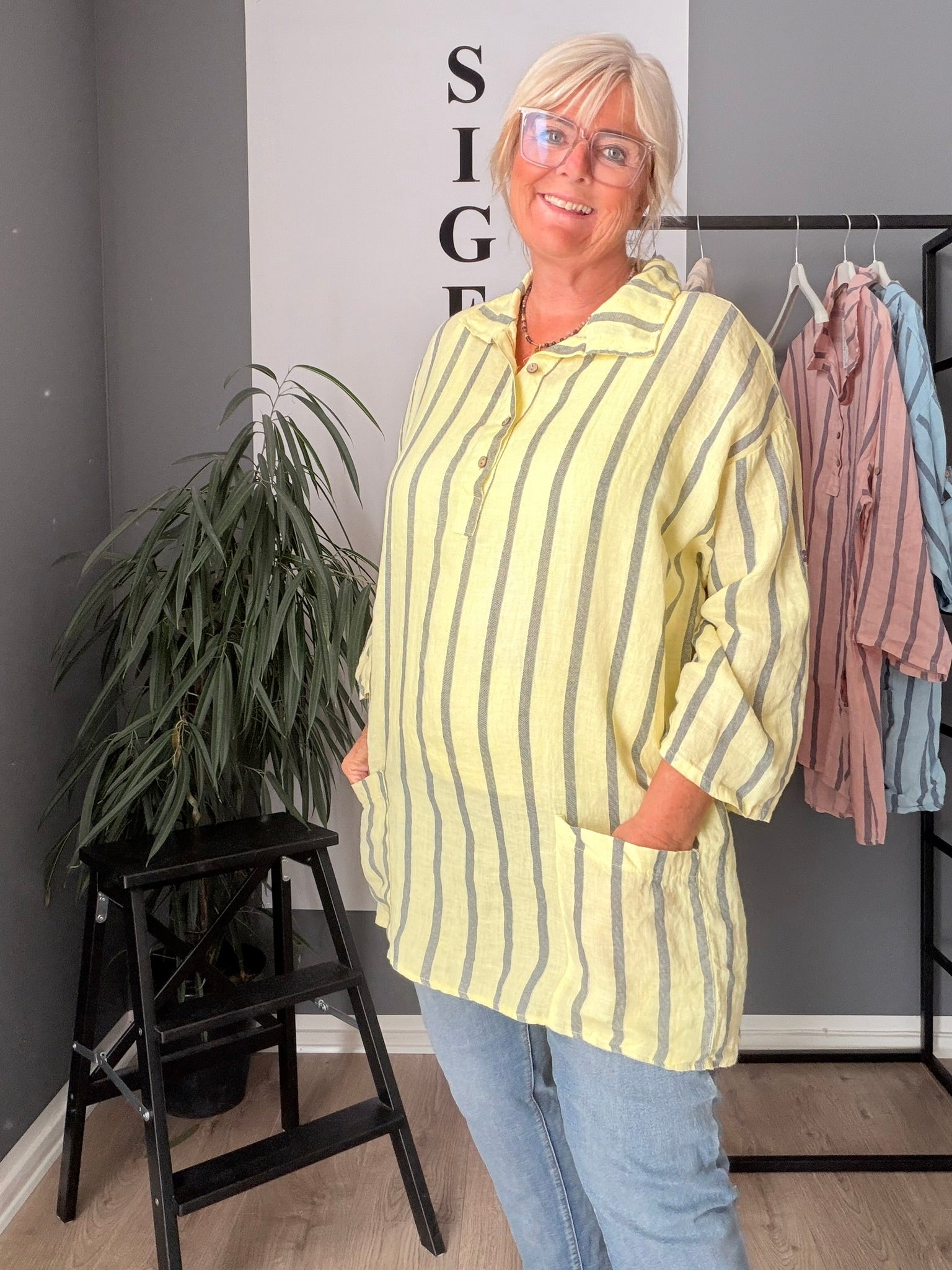 Luftig og komfortabel Ulla hørtunika designet til pluspiger. Tunikaen er fremstillet i let og åndbart hørmateriale, der gør den ideel til varme dage. Den har en løs, flatterende pasform, 3/4 del langt ærme med elevator hejs, stilren silhuet, som giver god bevægelsesfrihed. Perfekt til både hverdag og afslappede sommeranledninger. Kan styles med leggings eller bukser for et afslappet og moderne look.