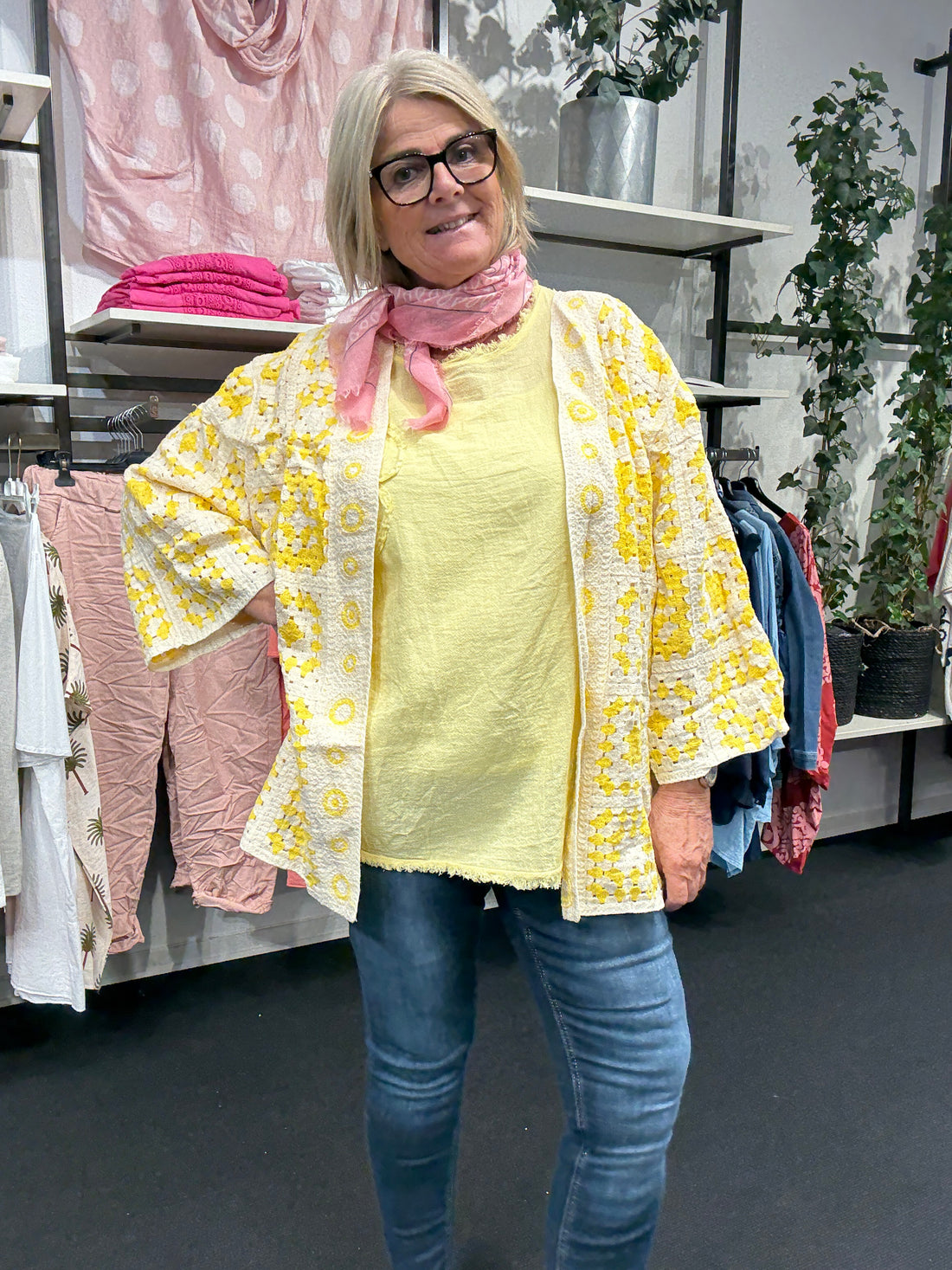 Dagmar strik cardigan i gul fra sigensgaard.dk 