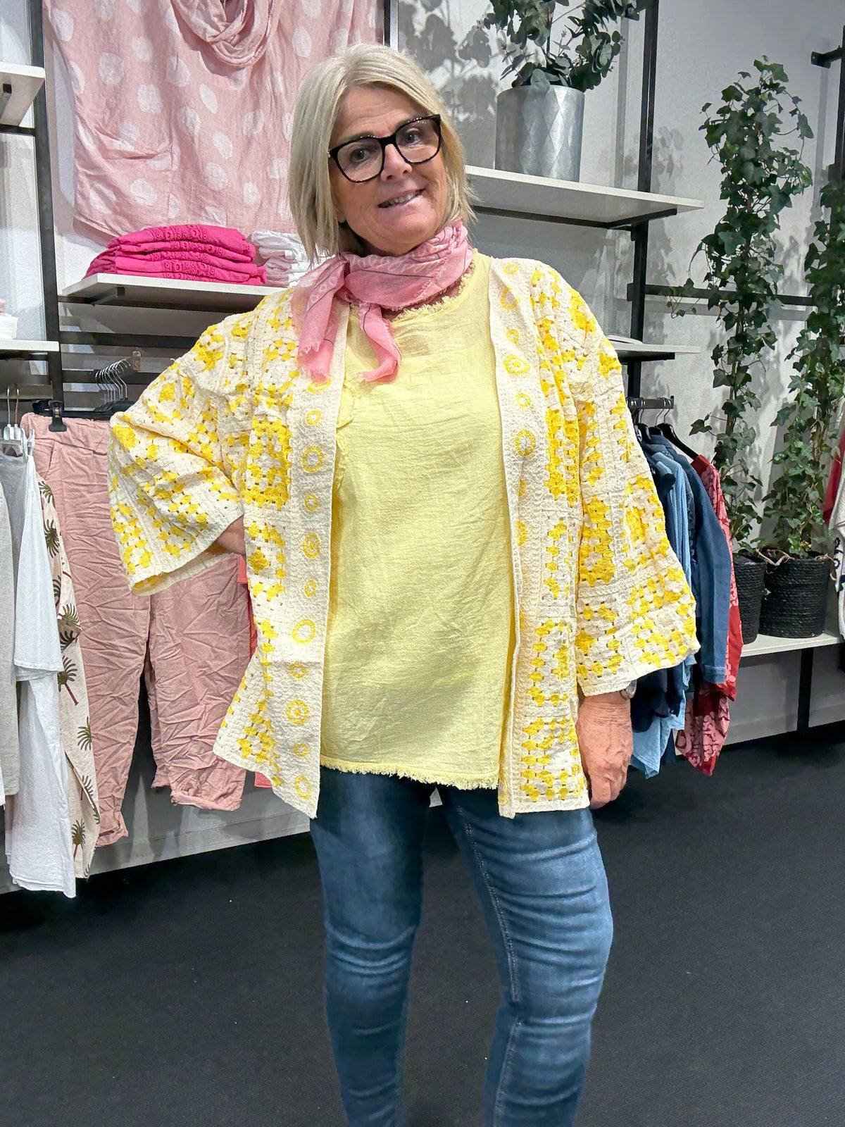 Dagmar strik cardigan i gul fra sigensgaard.dk 