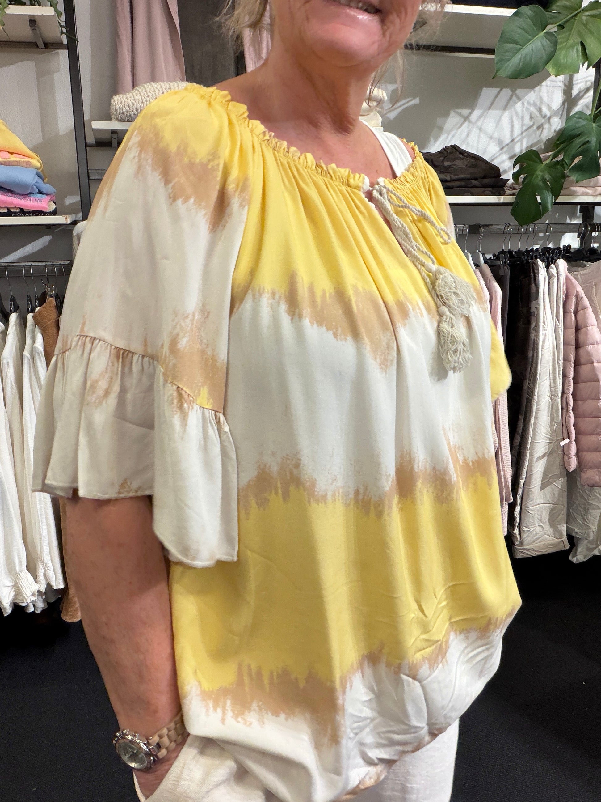 Let og luftig tunika rund i hals hvor der er både bindebånd og elastik, 3/4 langt ærme som afsluttes med lidt trompet facon. hverdag eller fest den kan bruges til begge dele.